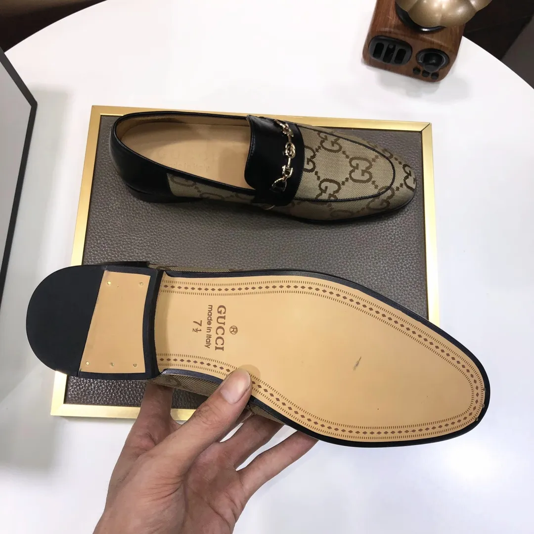 Factory batch 500💰Italy’s top luxury men’s shoe giant (GUCCI) (Gucci) (full cowhide lining) new arrival🍃Original European style🔰 Pleasant to the eye😍In order to make the shoes more durable and non-deformable🌀The production continues to follow traditional methods but there is still no lack of innovation💪The original sheepskin is selected for the leather♻️Smooth, natural and extra bright⭐Made of imported cowhide The rich man’s first choice 38-45 (45 customized)
